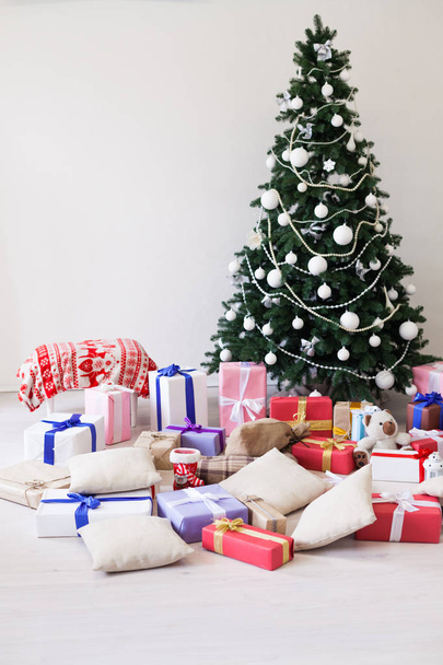 Árvore de Natal luzes de guirlanda ano novo presentes de férias decoração de casa branca
 - Foto, Imagem