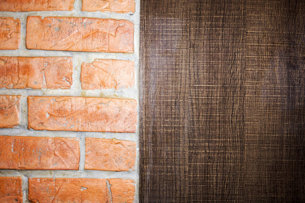 Деревянная стена с кирпичной
 - Фото, изображение