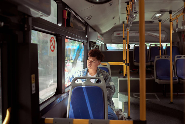 pasajero viajero mirando ventana en autobús, hombre turista sentado en autobús
 - Foto, imagen