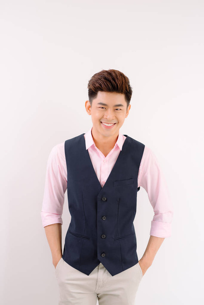 muotokuva komea aasialainen mies seisoo ja hymyilee harmaalla taustalla
 - Valokuva, kuva