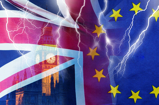 No Deal BREXIT concept image de la foudre sur Londres et le Royaume-Uni et les drapeaux de l'UE symbolisant la destruction de l'accord
 - Photo, image