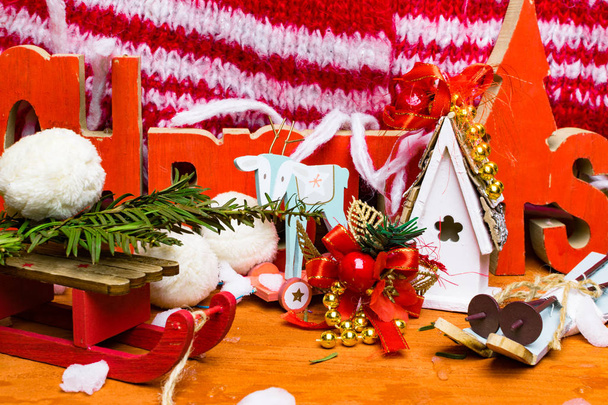 グッズ鹿、家、そり、スキー、雪とお祝いクリスマスの背景 - 写真・画像