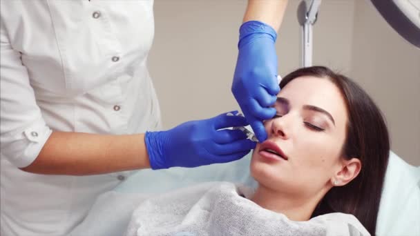 Procedure of mouth contour plastic surgery. Beautiful woman in beauty clinic, cosmetologist is making injections - Footage, Video
