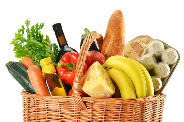 Cesta de mimbre con variedad de productos de comestibles aislados en blanco
 - Foto, Imagen