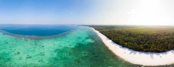 Вид с воздуха на тропический пляж острова риф Карибского моря. Индонезия Молуккский архипелаг, острова Кей, море Банда. Лучшее место для путешествий, лучшее ныряние с маской, потрясающая панорама
. - Фото, изображение