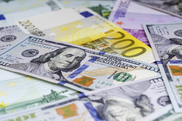 Euro-Banknoten und Dollars zufällig ausgelegt - Foto, Bild