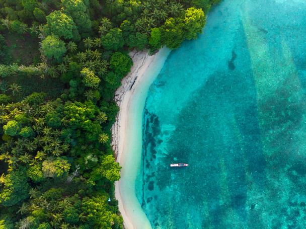 Εναέρια πάνω προς τα κάτω άποψη τροπικό παράδεισο παρθένα παραλία rainforest μπλε λιμνοθάλασσα στο νησί Banda, Pulau Ay. Το αρχιπέλαγος Μολούκες Νήσους της Ινδονησίας, κορυφαίο ταξιδιωτικό προορισμό, καλύτερη Κατάδυση Κολύμβηση με αναπνευστήρα. - Φωτογραφία, εικόνα