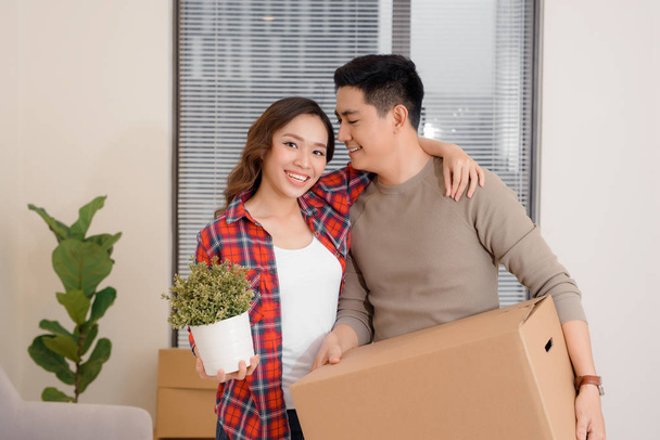 Νεαρό ζευγάρι κινείται σε νέο διαμέρισμα μαζί - Φωτογραφία, εικόνα