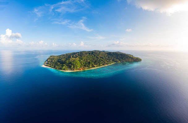 Αεροφωτογραφία τροπική παραλία νησί reef Καραϊβική Θάλασσα. Μολούκες Νήσους της Ινδονησίας αρχιπέλαγος, τα νησιά Banda, Pulau Hatta. Κορυφαία ταξιδιωτικά τουριστικός προορισμός, καλύτερη Κατάδυση Κολύμβηση με αναπνευστήρα. - Φωτογραφία, εικόνα