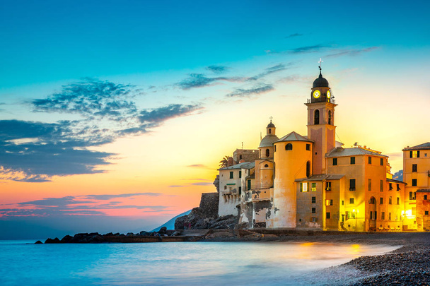 Узбережжі мальовничого середземноморського Рив'єри. Панорамний вид на місто Camogli у провінції Лігурія, Італія. Базиліка Санта Марія Assunta і барвисті палаців. Італія - Фото, зображення
