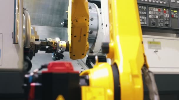 große gelbe CNC-Drehmaschine verbindet ihre beiden Teile - Filmmaterial, Video