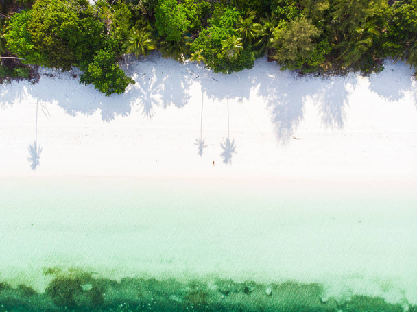 Εναέρια πάνω προς τα κάτω άποψη τροπική παραλία Καραϊβική Θάλασσα Pasir Panjang. Θάλασσα μπάντα αρχιπέλαγος, ΚΑΙΕΙ Νησιά Μολούκες Νήσους της Ινδονησίας. Κορυφαίο ταξιδιωτικό προορισμό, καλύτερη Κατάδυση Κολύμβηση με αναπνευστήρα, το εκπληκτικό πανόραμα. - Φωτογραφία, εικόνα