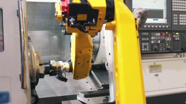 Máquina CNC amarela grande conecta suas duas partes
 - Filmagem, Vídeo