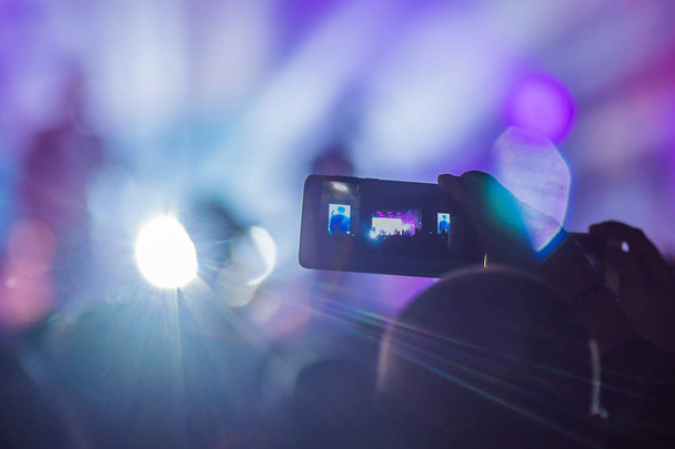 Use advanced mobile recording, fun concerts and beautiful lighting, Candid image of crowd at rock concert, Close up of recording video with smartphone, Enjoy the use of mobile photography - Fotografie, Obrázek