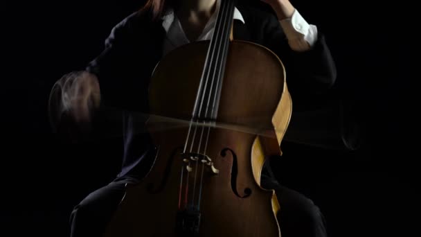 Cellista hrající hudební skladba. Černé pozadí - Záběry, video