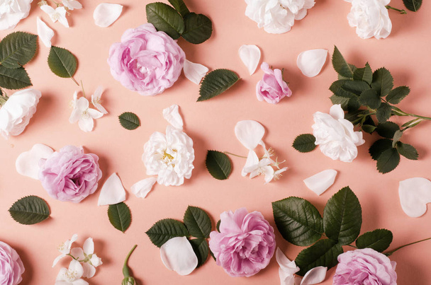 Achtergrond van thee rozen bloemen op een zachte roze achtergrond. Plat lag sjabloon. - Foto, afbeelding