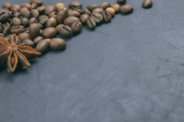 coffee beans loose in the corner of the background. on a dark background. view from above. copy space. - Foto, Bild
