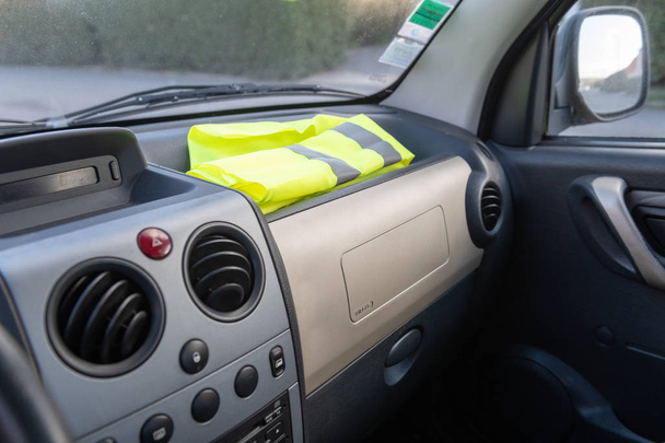 Žlutá vesta na řídicí panel auto na protest proti daně zvyšuje ve Francii - Fotografie, Obrázek