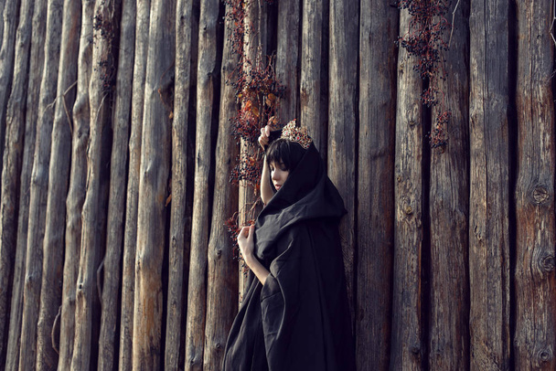 Jeune fille dans un long manteau noir
 - Photo, image