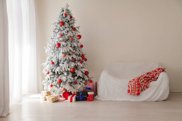 Árvore de Natal inverno ano novo férias presentes decoração branca casa
 - Foto, Imagem