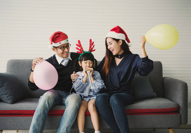 Familie asiatische Mutter und Vater mit Tochter fröhliche Feier zusammen im Wohnzimmer auf dem Sofa in Weihnachten. - Foto, Bild