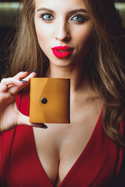 巨乳、ドレス、服、女性保持しているクラッチ財布の赤い色の切り欠き. - 写真・画像