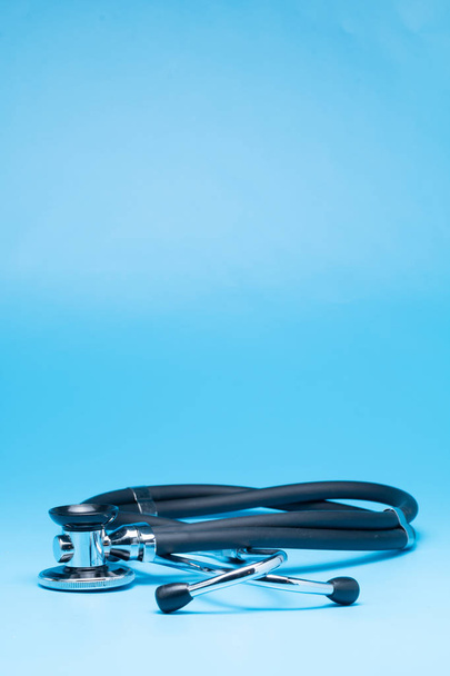 Stethoskop, isoliert in Großaufnahme mit blauem Hintergrund - Foto, Bild