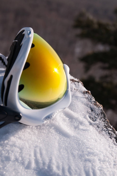 ski goggles on the snow - Фото, зображення