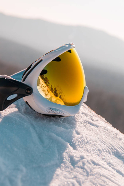 ski goggles on the snow - Foto, Imagen