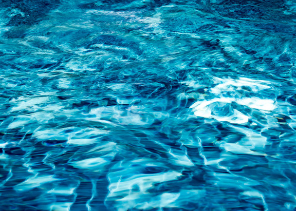 プール内の動く水面に太陽光と青い空の反射 - 写真・画像