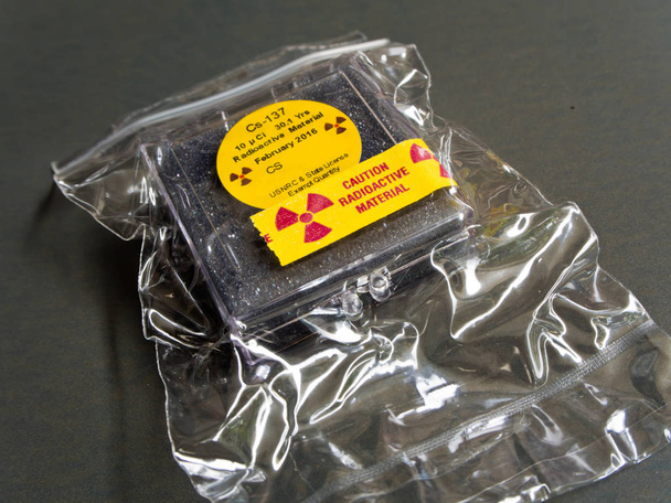 Μικρό Cesium Radioactive στην πλαστική συσκευασία - Φωτογραφία, εικόνα