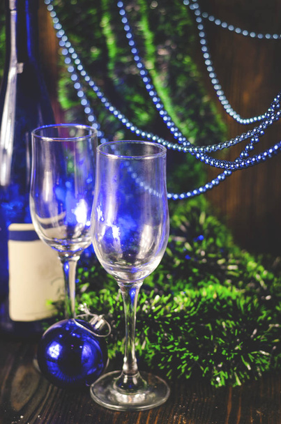 champagneglazen op een achtergrond van de kerst in de buurt van de kerstboom - Foto, afbeelding