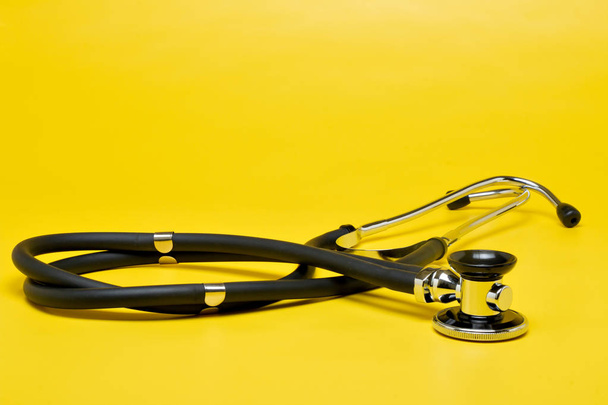 Stethoskop, Nahaufnahme isoliert mit gelbem Hintergrund - Foto, Bild