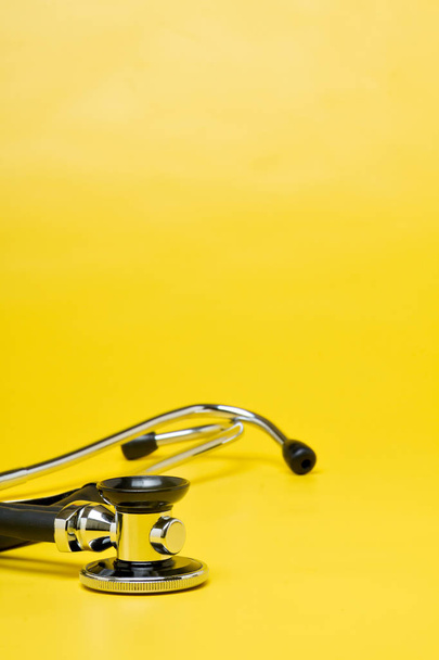 Stetoskop, close-up, samostatný se žlutým pozadím - Fotografie, Obrázek