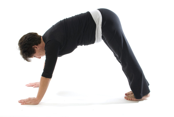ženské jóga pozici dolů směřující psa pozice - Fotografie, Obrázek