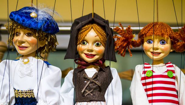 Rij van traditionele marionetten - charmante prins, jonge boer en zorgeloze meisje - Foto, afbeelding