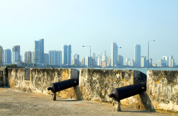 történelmi ágyúk a fal Cartagena Kolumbia Dél-Amerika megtekintése - Fotó, kép