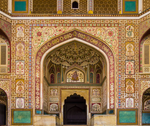 atemberaubende Fassade von ganesh pol Eingang in Bernstein Fort Palast, Jaipur, Rajasthan, Indien - Foto, Bild