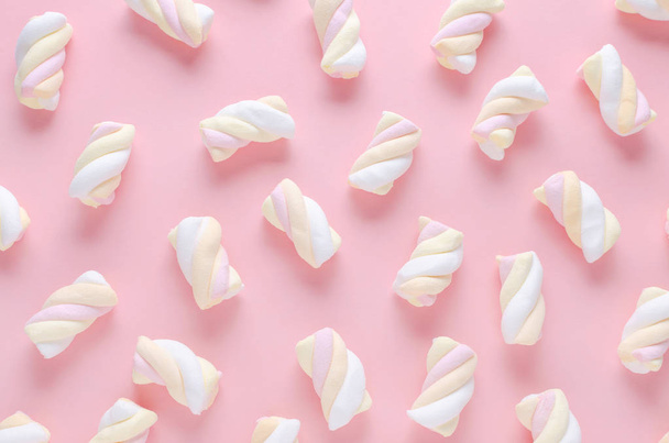 marshmallow pattern on pink background, pastel colors - Zdjęcie, obraz
