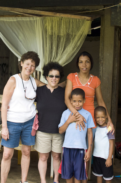 Turistas seniores brancos com mãe nativa filhos família Corn Island
 - Foto, Imagem