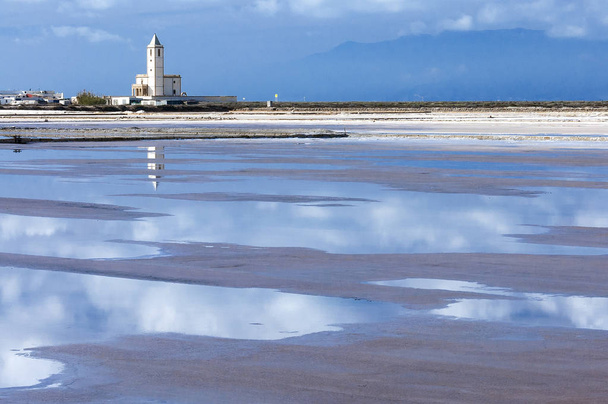 Salinas de Cabo de Gata con reflejos de la iglesia en el agua. - Foto, imagen