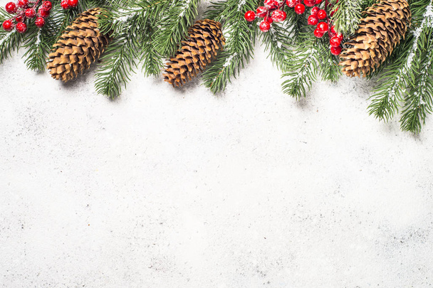 Noel flatlay köknar ağacı ve süslemeleri üzerinde beyaz backgr - Fotoğraf, Görsel
