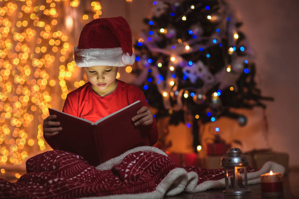 Здивований дитини відкриття чарівну книгу Різдва. Xmas свято концепції - Фото, зображення