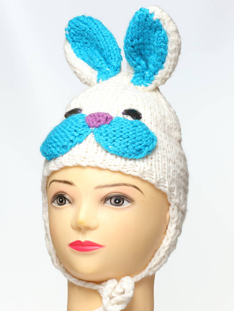 sombrero de invierno para niños de punto de color hecho de lana
 - Foto, imagen