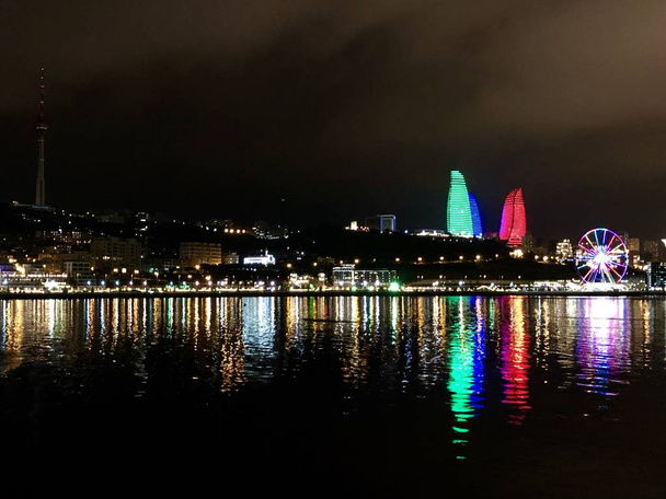 Luzes Baku famosas à noite
 - Foto, Imagem