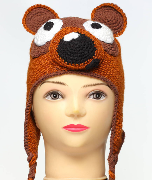sombrero de invierno para niños de punto de color hecho de lana
 - Foto, imagen