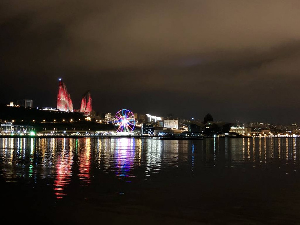Luzes Baku famosas à noite
 - Foto, Imagem