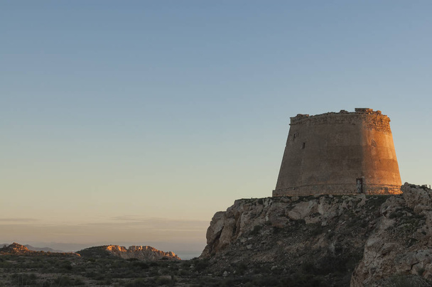 Antigua torre de defensa, baada por los primeros rayos de sol - Φωτογραφία, εικόνα