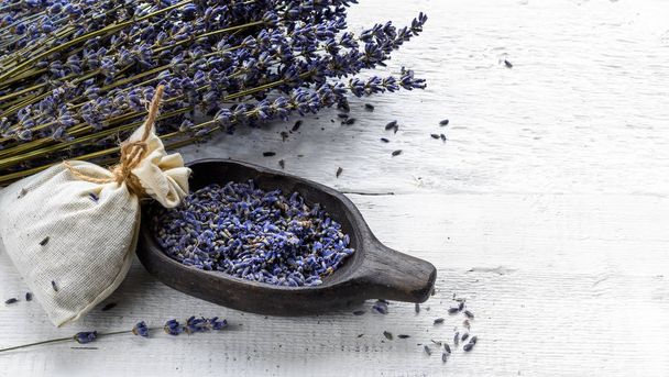 Kuivattu laventeli nippu ja pussi täynnä kuivattuja kukkia
 - Valokuva, kuva