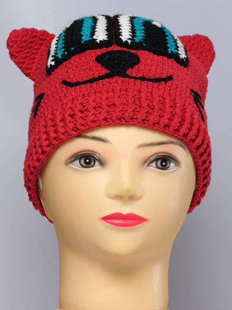 sombrero de invierno para niños de punto de color hecho de lana
 - Foto, Imagen